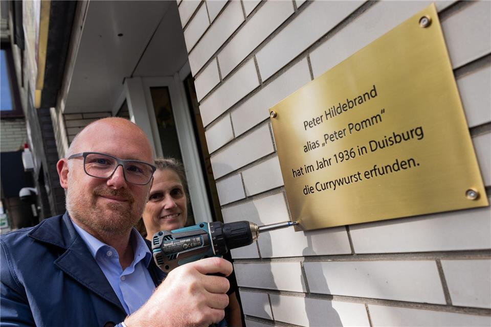 Duisburg beansprucht Erfindung der Currywurst für sich Mit der neuen Plakette macht Oberbürgermeister Sören Link (SPD) klar: Hier in Duisburg wurde die Currywurst erfunden.Rolf Vennenbernd/dpa