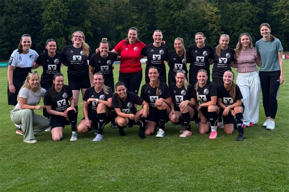 Mit der neuen Trainerin Theresa Eßeling (oben links) geht der Bezirksliga-Absteiger SC Reken in die A-Kreisliga-Spielzeit 2026/2027.