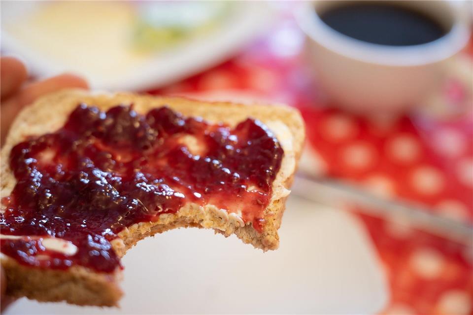 Mit der nun in Kraft getretenen Verordnung ist die Wortklauberei um „Konfitüre“ und „Fruchtaufstrich“ vom (Frühstücks-)Tisch. (Symbolbild)Sebastian Gollnow/dpa