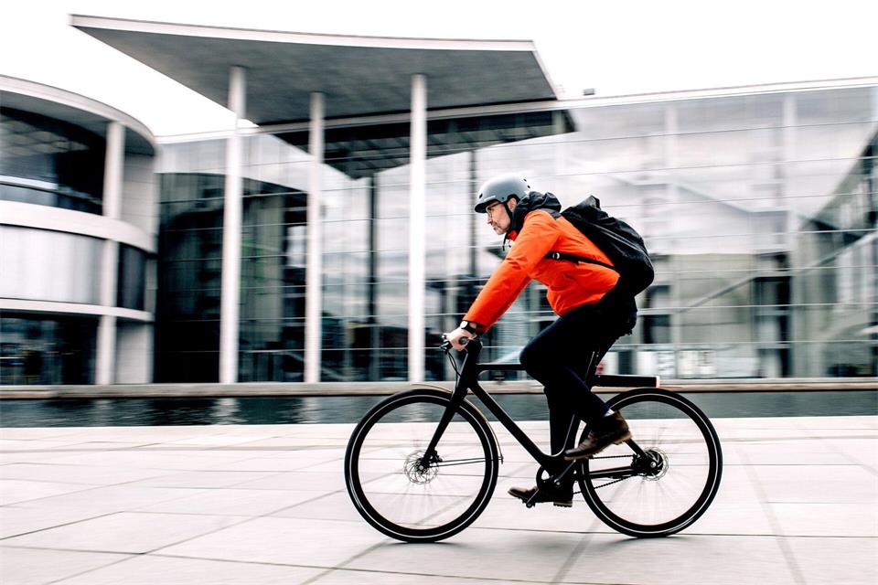 Mit der richtigen Pflege und Vorsicht können E-Bikes auch bei Kälte und Frost zuverlässig genutzt werden.Zacharie Scheurer/dpa-tmn