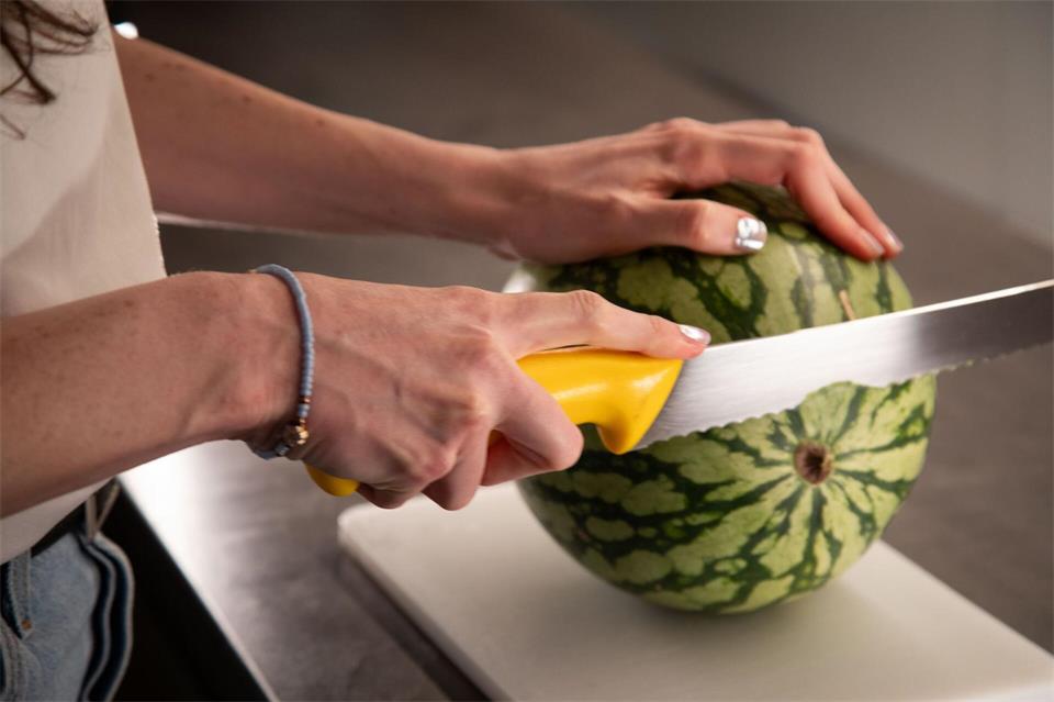 Mit der richtigen Schnitttechnik soll sich eine Wassermelone ganz einfach von Kernen und Samenschalen befreien lassen.Christin Klose/dpa-tmn