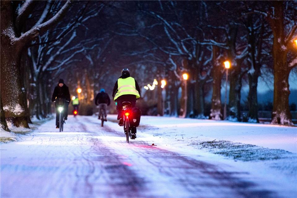 Mit der richtigen Vorbereitung und angepasstem Fahrverhalten rollen Radfahrer auch bei Glätte gut durch den Winter.Julian Stratenschulte/dpa/dpa-tmn