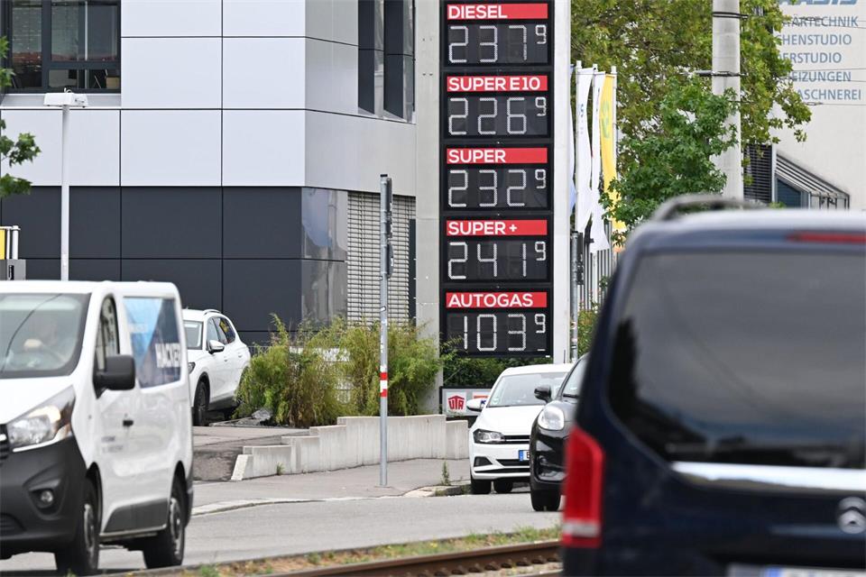 Mit der seit April geltenden Tank-Regel sollen Verbraucher an der Zapfsäule entlastet werden. (Symbolbild)Bernd Weißbrod/dpa