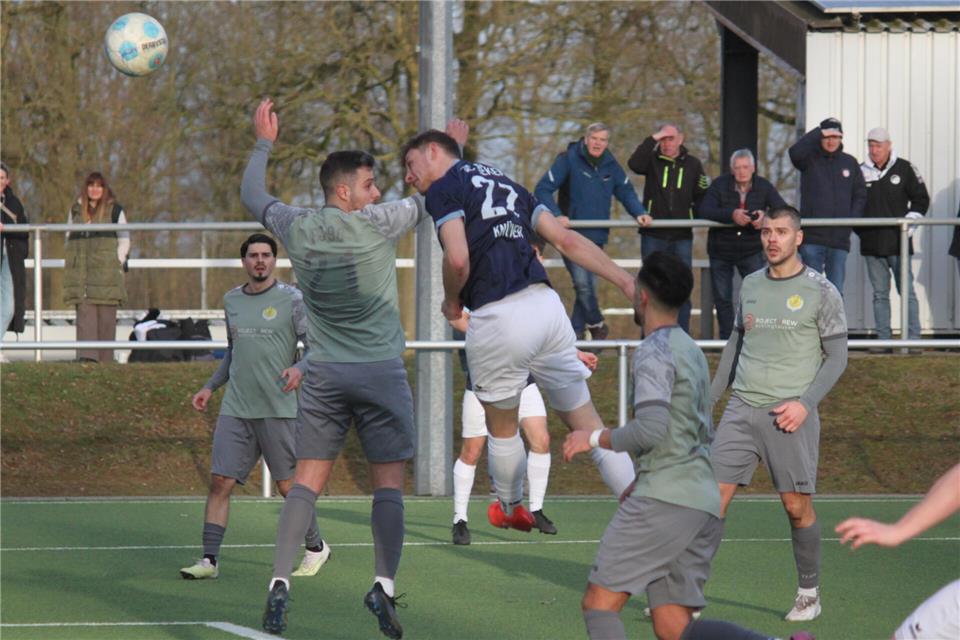 Mit diesem Kopfball sorgte Luca Knüver für die zwischenzeitliche Rekener 2:1-Führung.