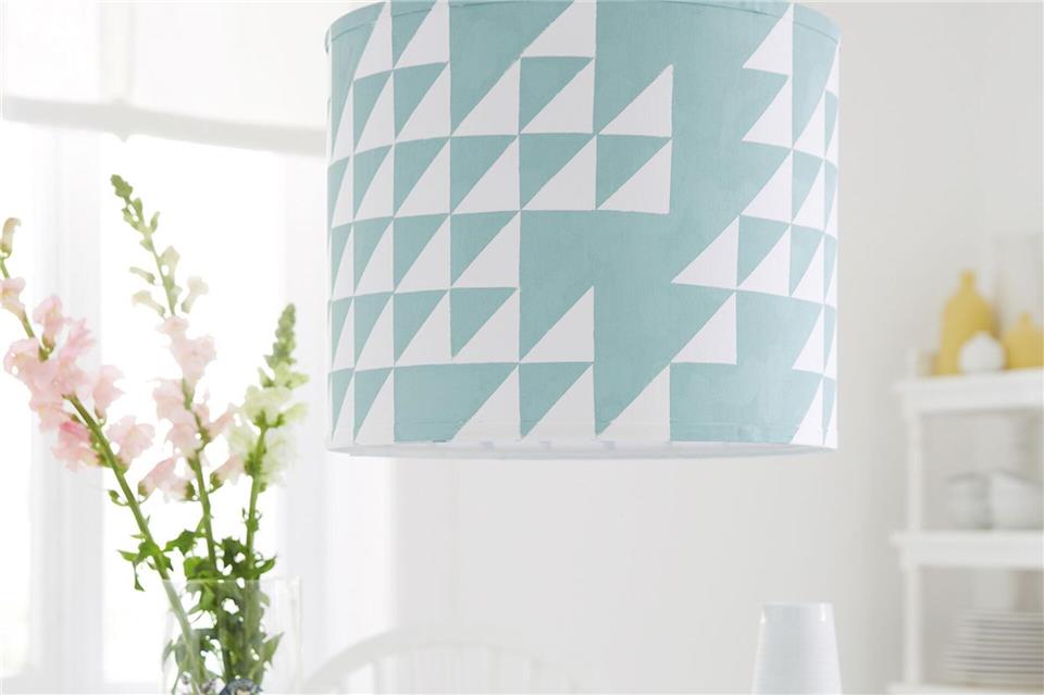 Mit diesem Muster sieht der Lampenschirm wie neu aus - einfach Dreiecke abkleben und etwas Farbe auftragen.tesa/DIY Academy/dpa-tmn