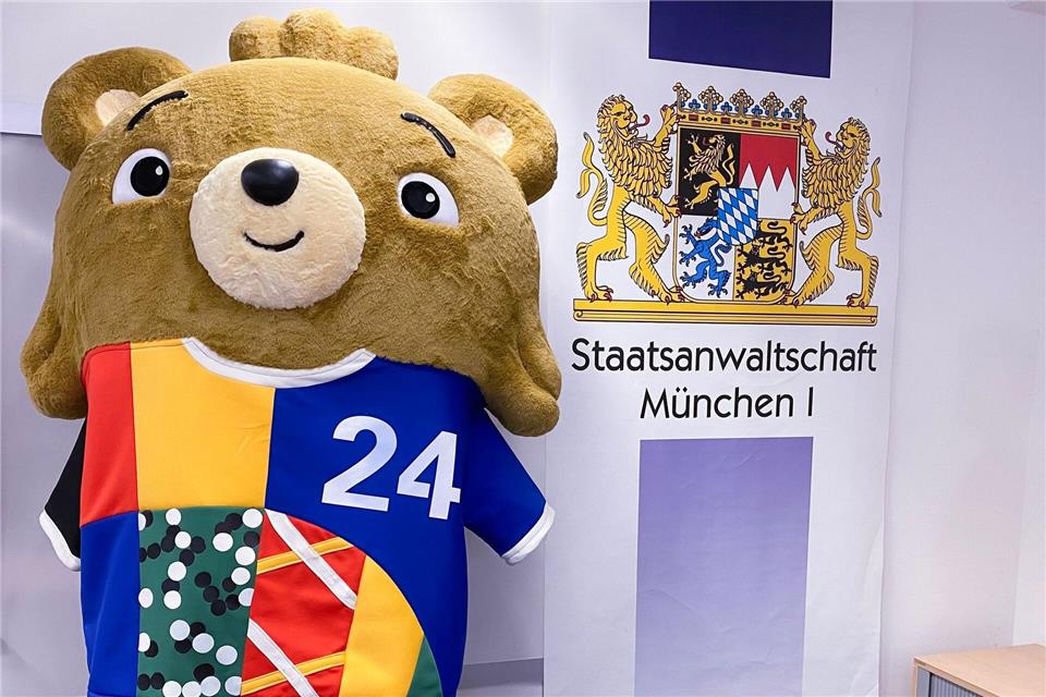 Mit diesem sehr echt aussehenden Kostüm hatte der Youtuber es beim EM-Eröffnungsspiel bis auf das Spielfeld geschafft. (Archivbild)Britta Schultejans/dpa