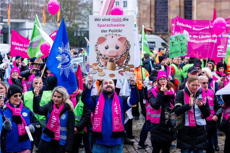 Mit diesen Forderungen treten die Demonstranten an. (Foto aktuell)Laszlo Pinter/dpa
