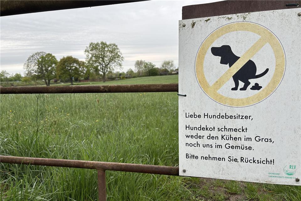 Mit diesen Schildern machen Landwirte darauf aufmerksam, dass Hunde nicht auf landwirtschaftlichen Flächen frei laufen sollen.