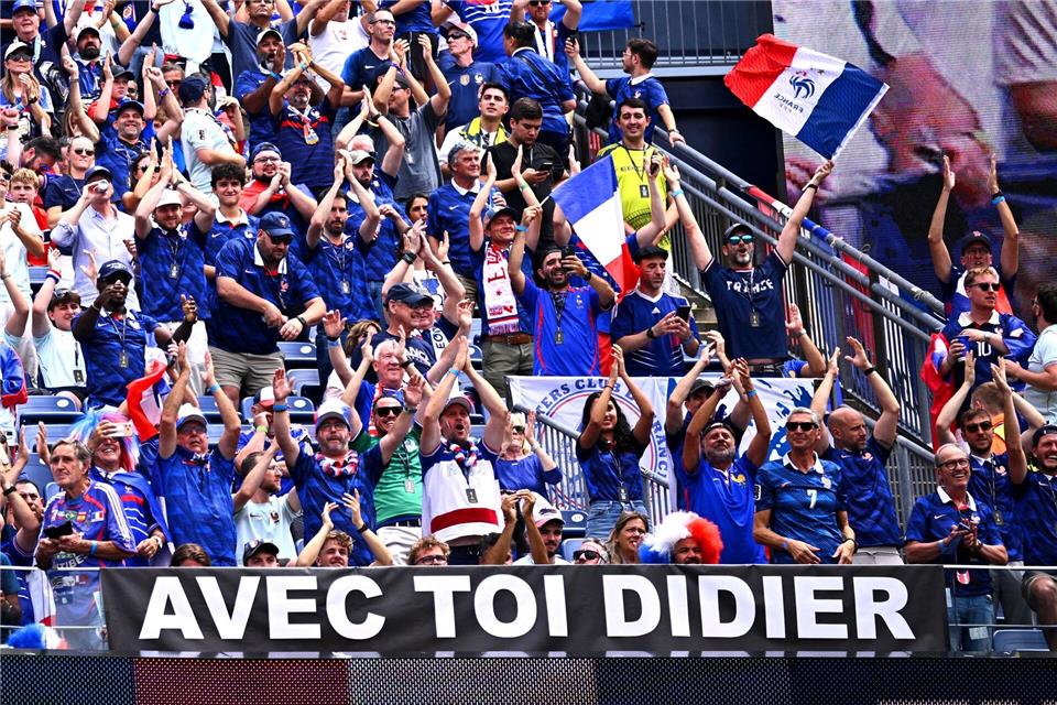„Mit dir, Didier“: Die französischen Fans drücken Trainer Deschamps ihr Beileid aus. Tom Weller/dpa