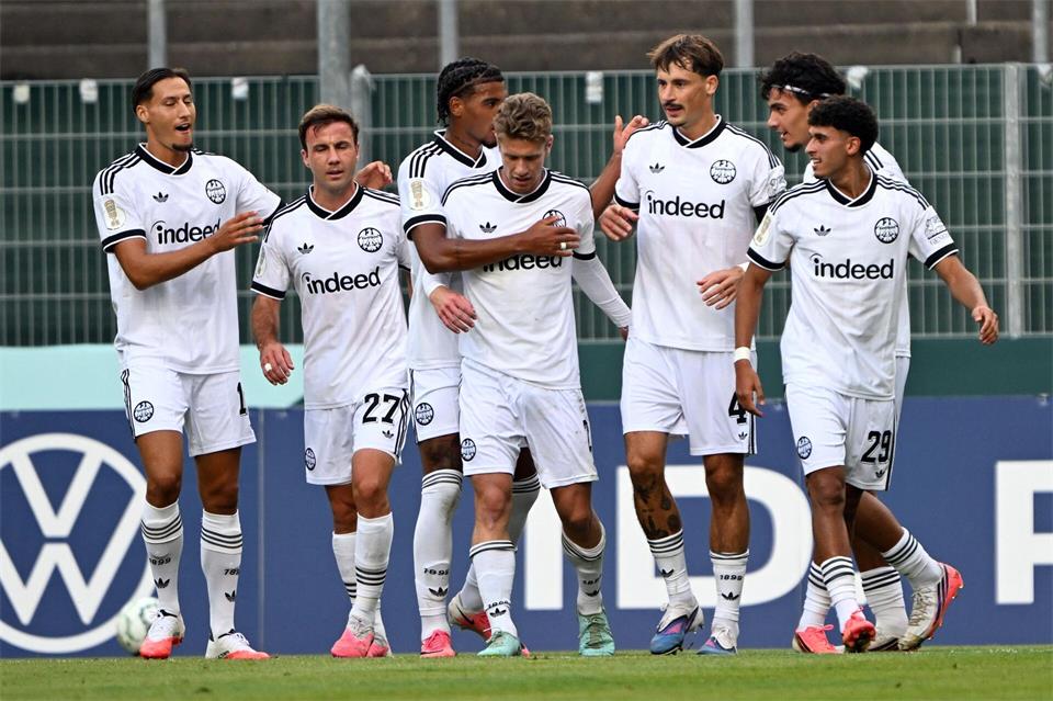 Mit einem 10:0 feierte Eintracht Frankfurt zur Pause den höchsten Halbzeitstand in der Geschichte des DFB-Pokals. Federico Gambarini/dpa