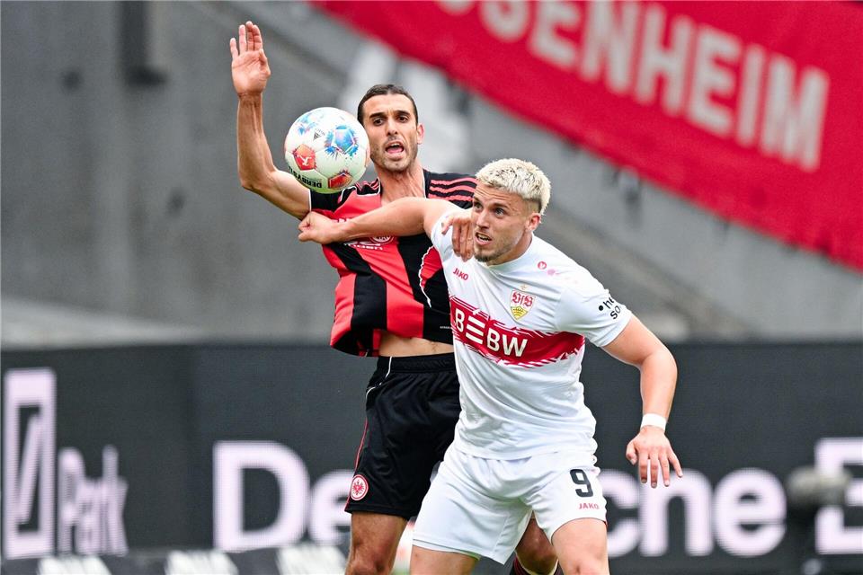 Mit einem 2:2 bei Eintracht Frankfurt sicherte sich der VfB Stuttgart um Ermedin Demirovic die Champions-League-Qualifikation.Uwe Anspach/dpa