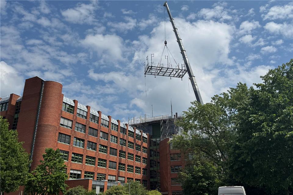 Mit einem 300-Tonnen-Kran wurde am Dienstagnachmittag eine Metallplattform auf das Dach des Kreishauses gehievt und dort verschraubt.