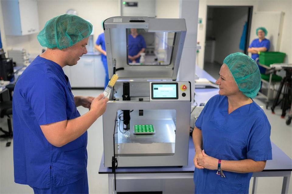 Mit einem 3D-Arzneimitteldrucker stellt die Apotheke des Klinikums Oldenburg Tabletten her, die speziell auf die Bedürfnisse schwer kranker Kinder zugeschnitten sind. Izabela Mittwollen/dpa