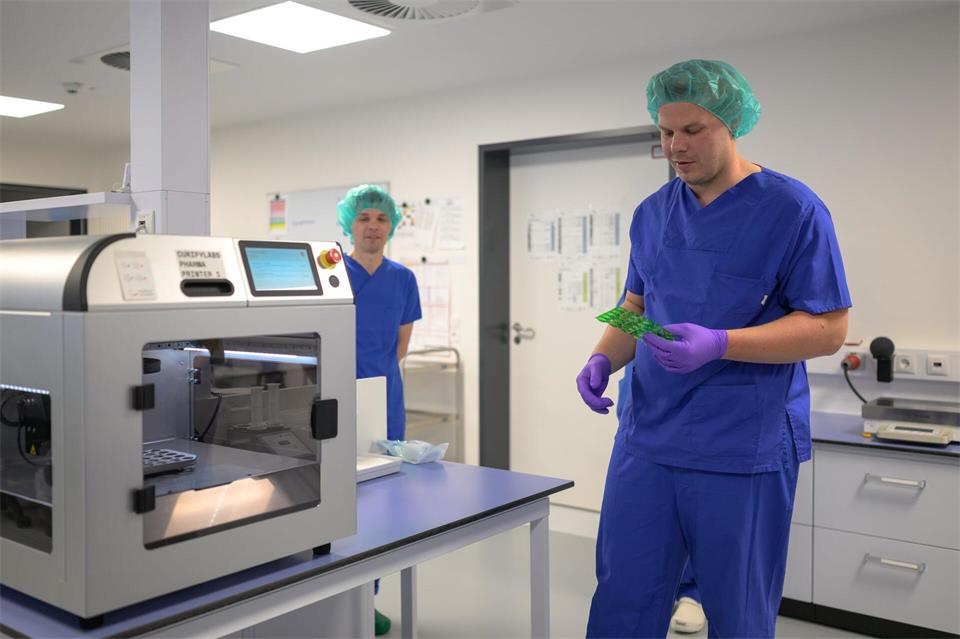 Mit einem 3D-Arzneimitteldrucker stellt die Apotheke des Klinikums Oldenburg Kautabletten für schwer kranke Kinder her. Izabela Mittwollen/dpa