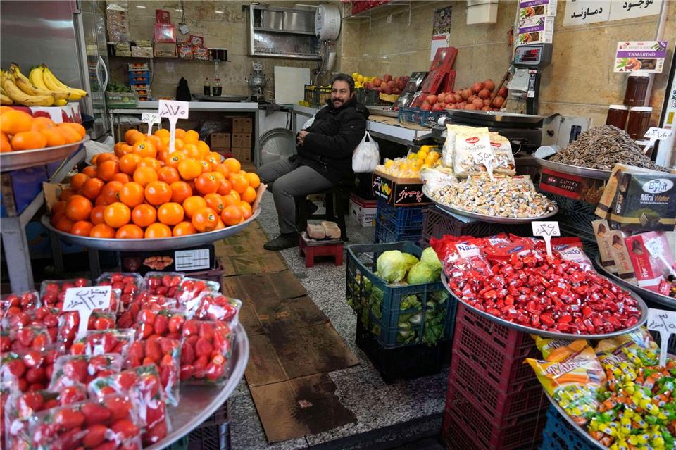 Mit einem Angriff verbinden manche Iraner die Hoffnung, dass sich im Land grundlegend etwas ändert. (Archivbild)Vahid Salemi/AP/dpa