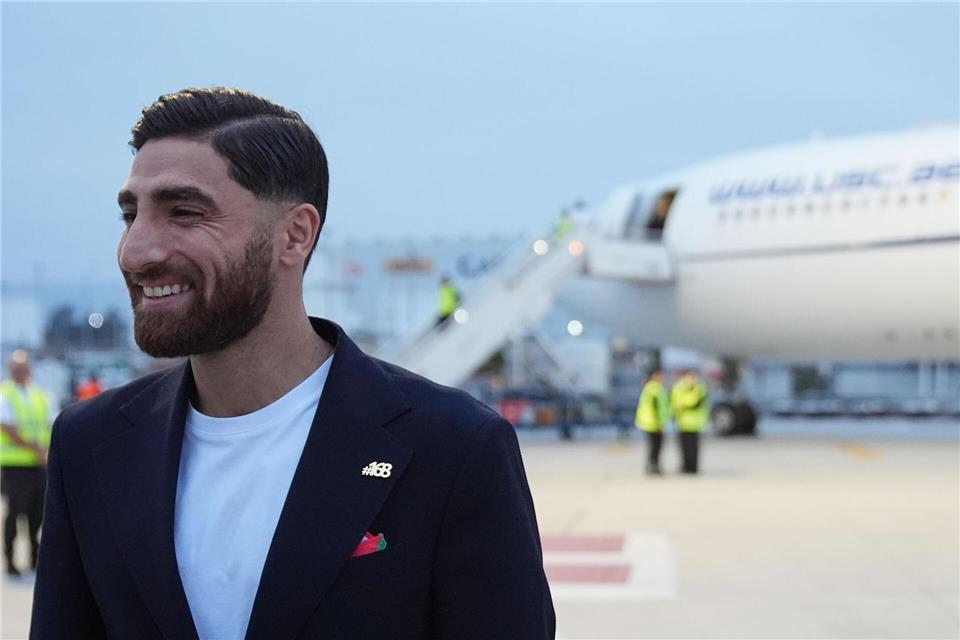 Mit einem Ansteckpin weisen die iranischen Spieler, hier Alireza Jahanbakhsh, auf die Zahl der Toten nach einem US-Angriff auf eine Grundschule hin.Gregory Bull/AP/dpa