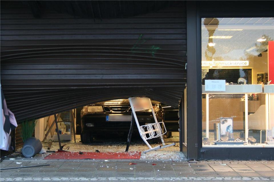 Mit einem Auto brechen drei unbekannte Täter in ein Juweliergeschäft in Stuhr ein. Kai Moorschlatt/dpa