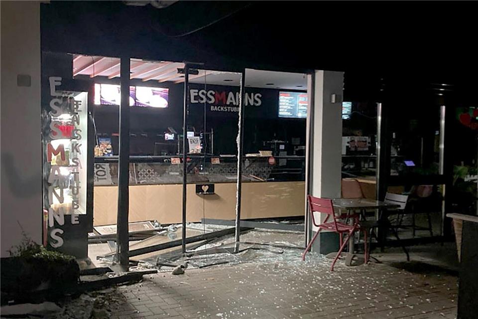 Mit einem Auto fuhren die beiden Männer in die Bäckerei.-/Polizei Hamm/dpa