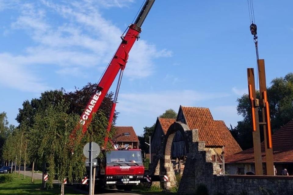Mit einem Autokran wurden die schweren Teile bewegt.