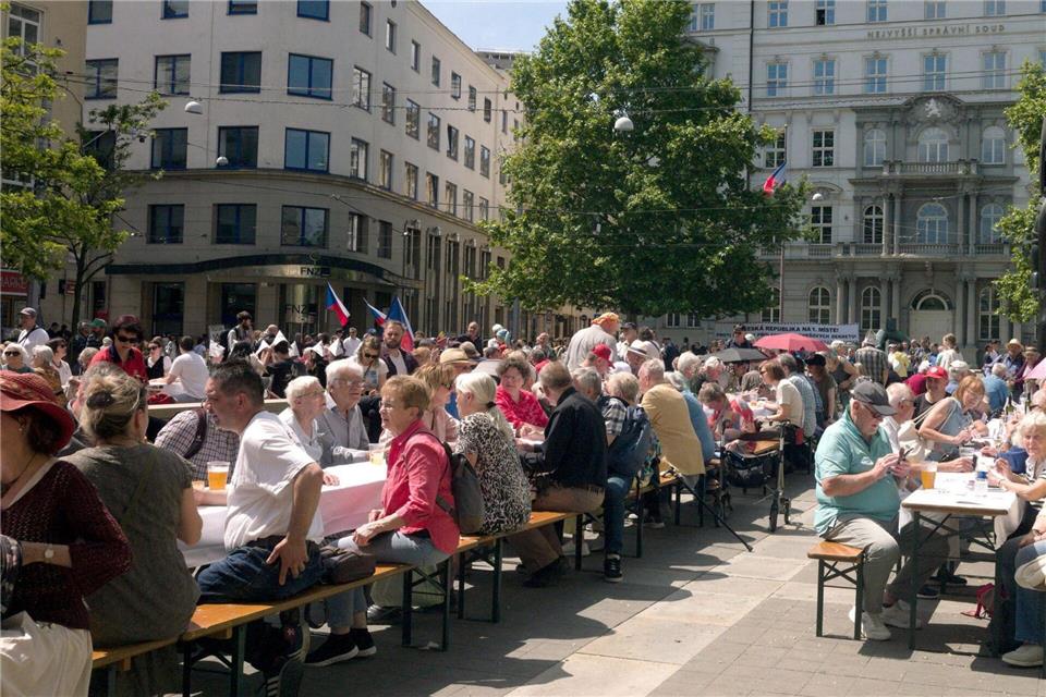 Mit einem Begegnungsfest an einem „langen Tisch“, Volksmusik und Tanzaufführungen hat in Brünn (Brno) der 76. Sudetendeutsche Tag begonnen. Michael Heitmann/dpa