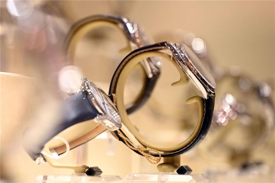 Mit einem Beil soll ein Mann ein Stuttgarter Juweliergeschäft überfallen haben. (Symbolbild)Uli Deck/dpa