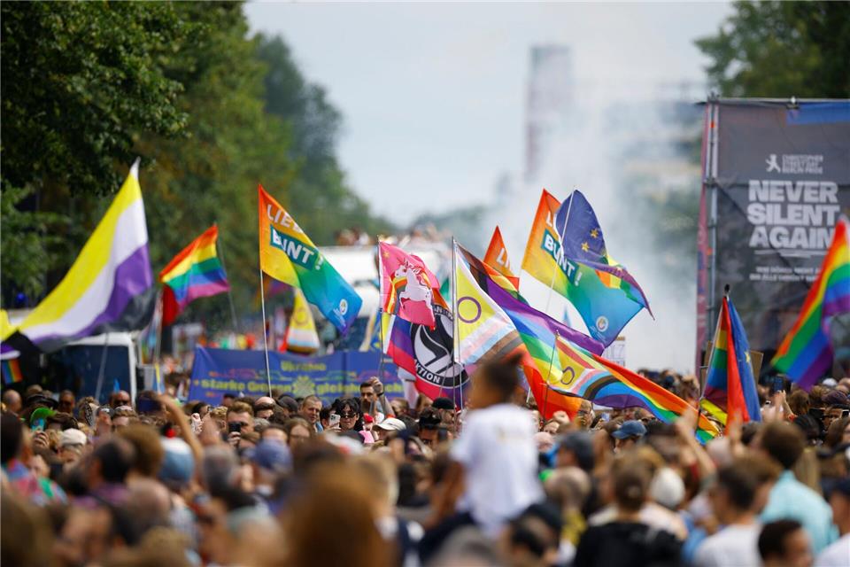 Mit einem Bündel von Maßnahmen will der Berliner Senat queere Menschen besser schützen. (Archivbild) Carsten Koall/dpa