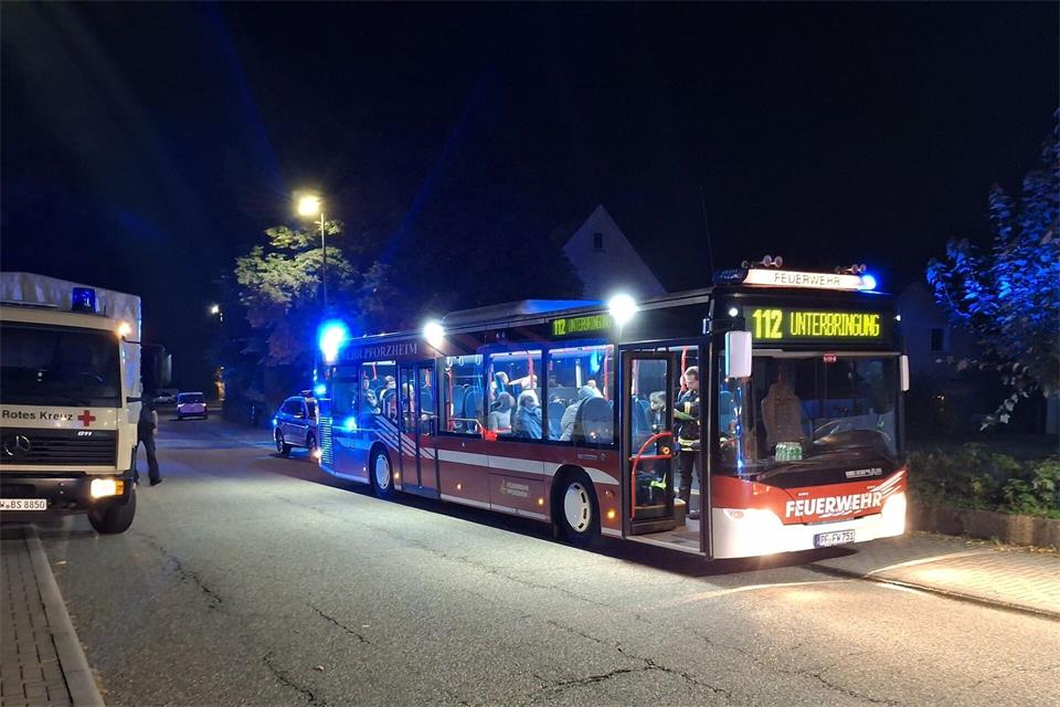 Mit einem Bus wurden Patienten in andere Häuser verlegt.Steffi Stocker/Kreisfeuerwehr Calw/dpa