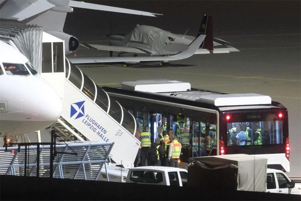 Mit einem Bus wurden die Männer zum Flugzeug gebracht.Sebastian Willnow/dpa