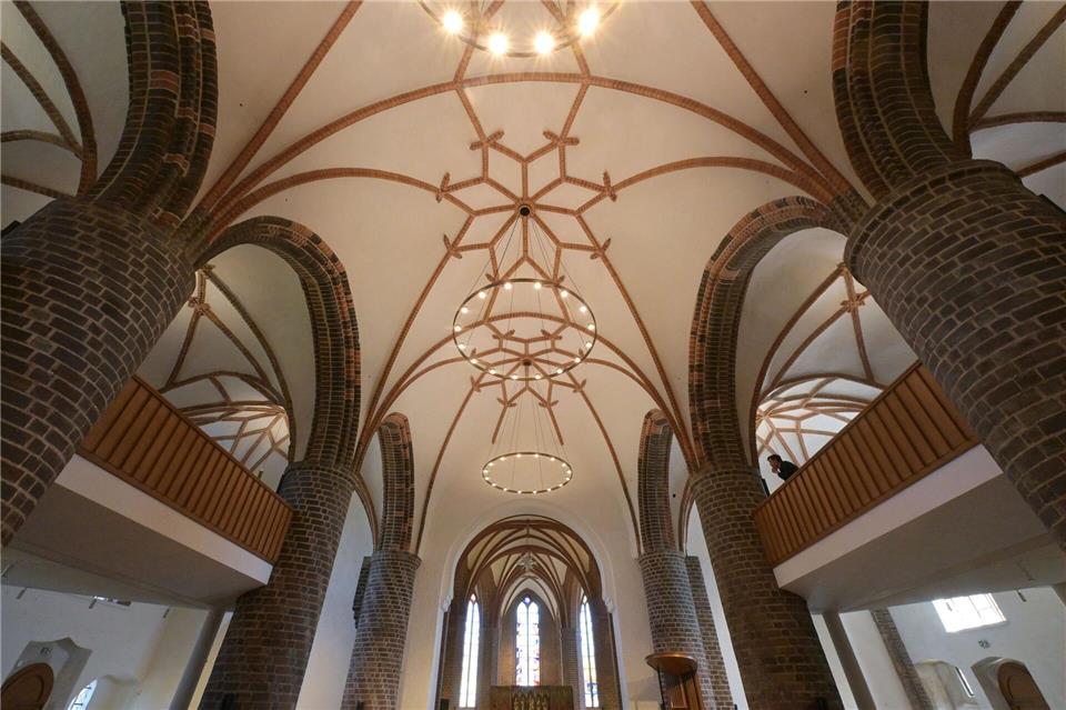 Mit einem Festgottesdienst ist die St. Marien-Andreas-Kirche in Rathenow nach einem jahrzehntelangen Wiederaufbau eingeweiht worden.Michael Bahlo/dpa