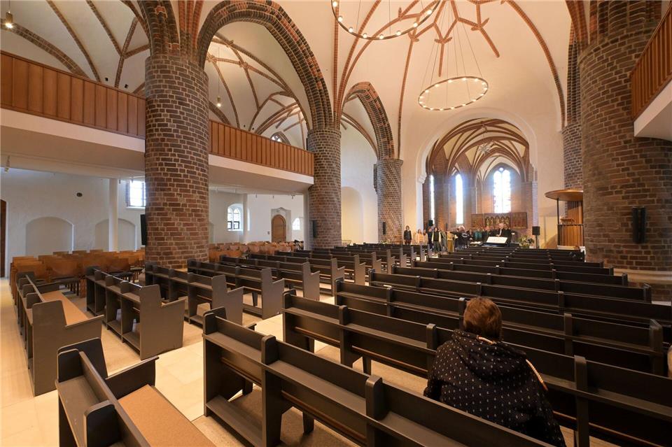Mit einem Festgottesdienst ist die St. Marien-Andreas-Kirche in Rathenow nach einem jahrzehntelangen Wiederaufbau eingeweiht worden.Michael Bahlo/dpa