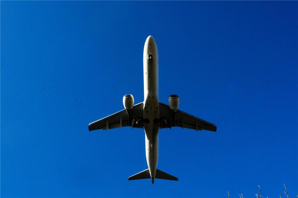 Mit einem Flug vom Flughafen Leipzig/Halle aus wurden 40 Menschen nach Georgien abgeschoben. (Symbolbild)Alicia Windzio/dpa