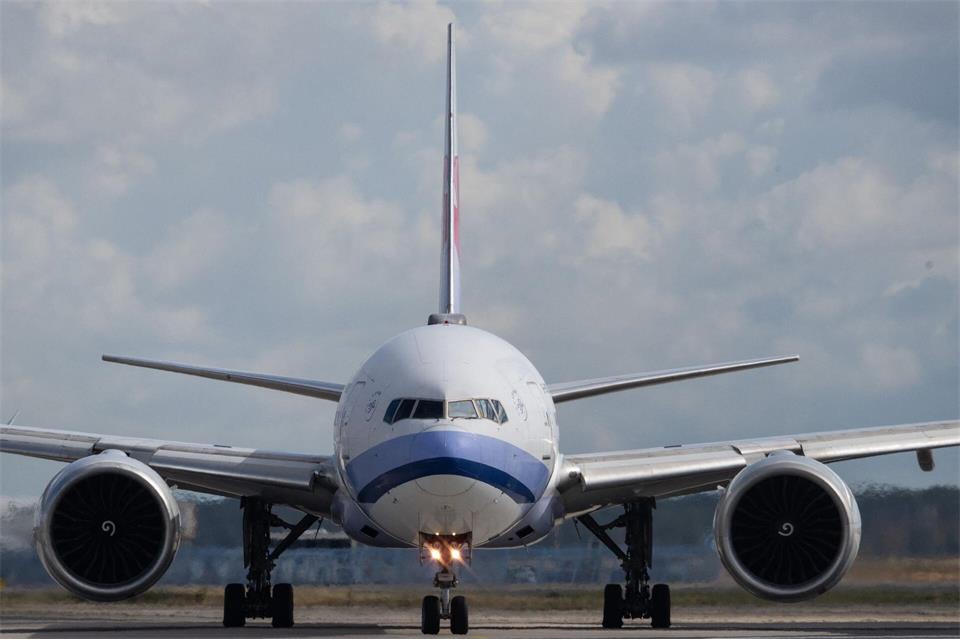 Mit einem Flugzeug soll die Überträger-Mücke nach Frankfurt gelangt sein.Boris Roessler/dpa