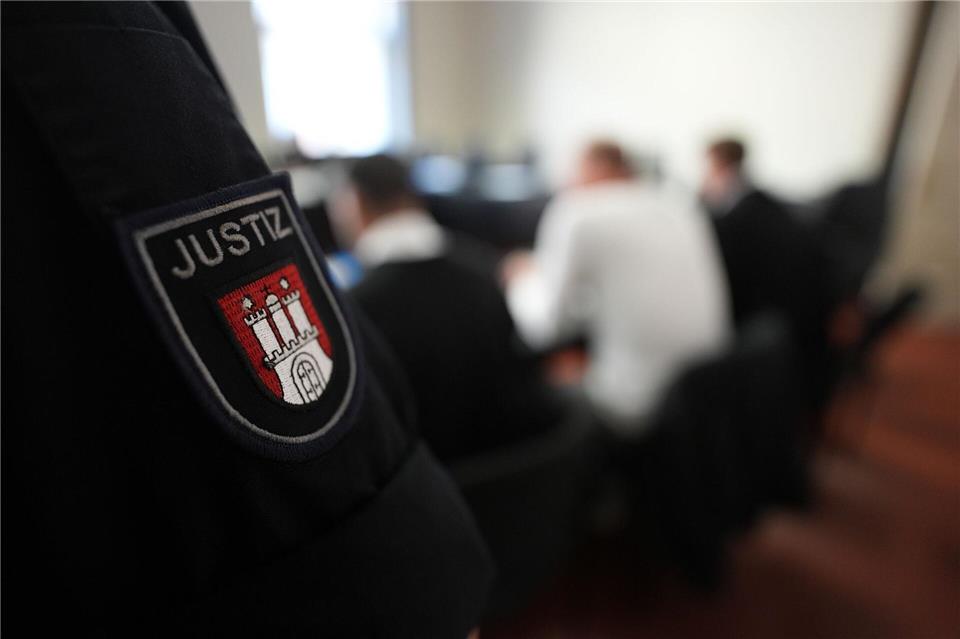 Mit einem Fußtritt reagierte der angeklagte Polizist nach Angaben seiner Verteidiger auf den Angriff eines in Gewahrsam genommenen Betrunkenen.Marcus Brandt/dpa
