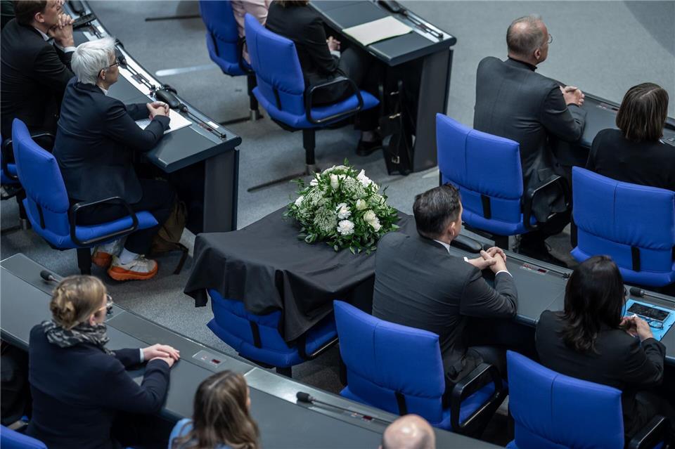 Mit einem Gesteck wurde in der vergangenen Sitzungswoche im Bundestag des gestorbenen Abgeordneten Carsten Träger (SPD) gedacht.Michael Kappeler/dpa