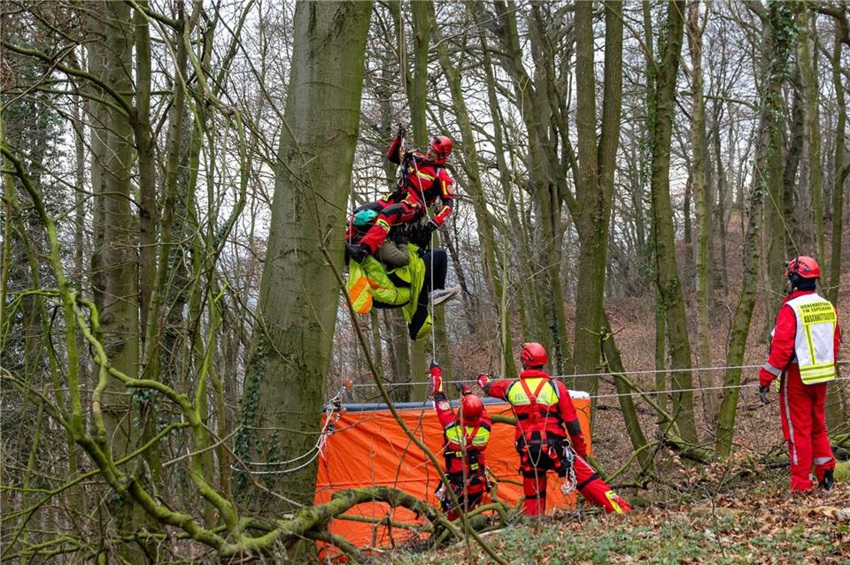 Mit einem Gleitschirm abstürzen und nur eine Platzwunde davontragen: Glück im Unglück hatte ein Paraglider-Pilot im Wiehengebirge, weil er mit seinem Schirm in einem Baum hängenblieb.-/Feuerwehr Porta Westfalica/dpa