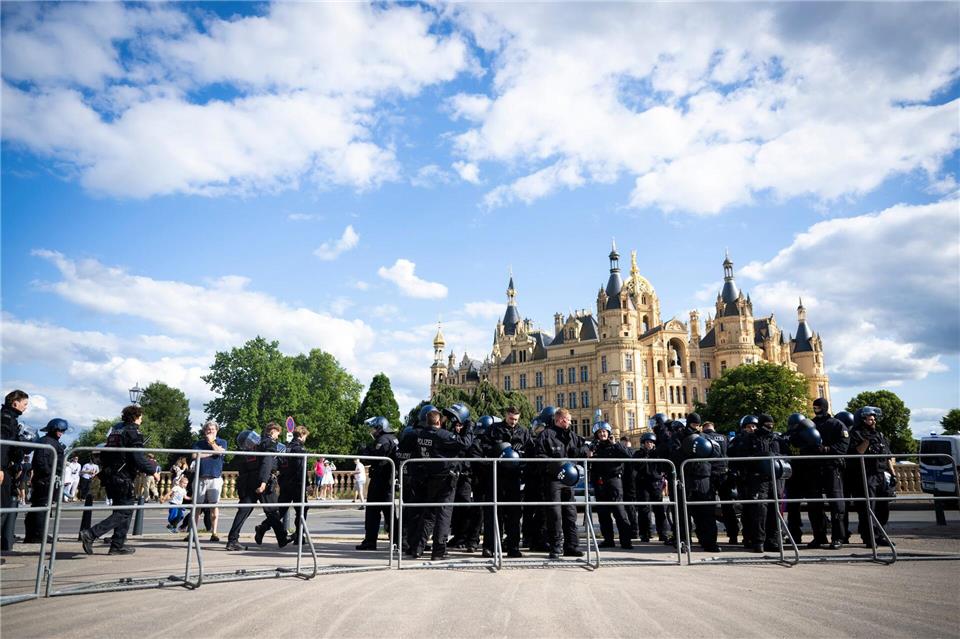 Mit einem Großaufgebot sicherte die Polizei die Demonstration und Gegendemonstrationen ab.Philip Dulian/dpa