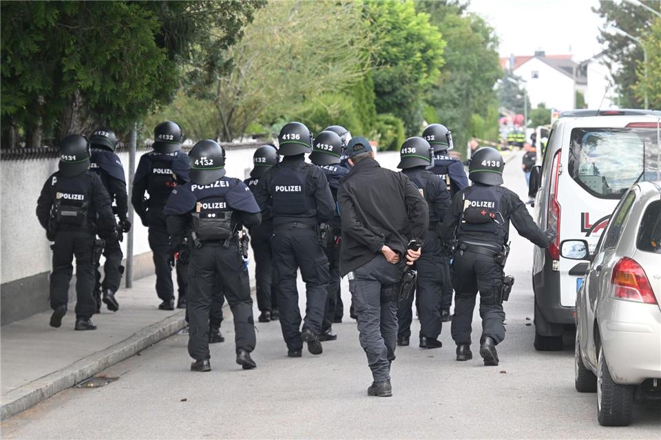 Mit einem Großaufgebot war die Polizei im Münchner Norden im Einsatz, ebenso auf dem Oktoberfest. Felix Hörhager/dpa