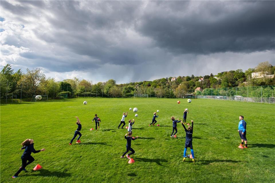 Mit einem Gutschein-Programm wollte Sachsen-Anhalt Erstklässler in Sportvereine bringen. Der Erfolg ist mäßig, die dreijährige Laufzeit aber ohnehin vorbei. (Symbolbild)Robert Michael/dpa-Zentralbild/ZB