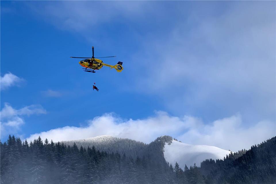 Mit einem Helikopter konnte der Urlauber aus seiner misslichen Lage gerettet werden. (Symbolbild)picture alliance/dpa