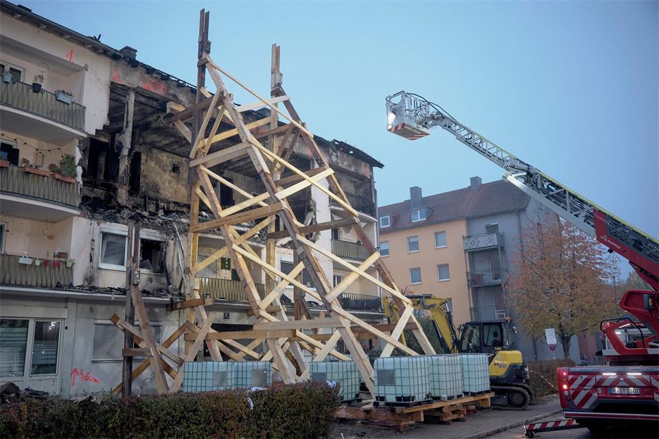 Mit einem Holzgerüst wurde das Gebäude stabilisiert.Tizian Gerbing/dpa
