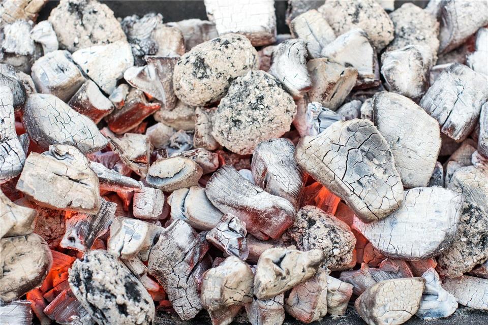 Mit einem Holzkohlegrill hat ein Mann in Heilbronn seine Wohnung heizen wollen. (Symbolbild)picture alliance / ZB