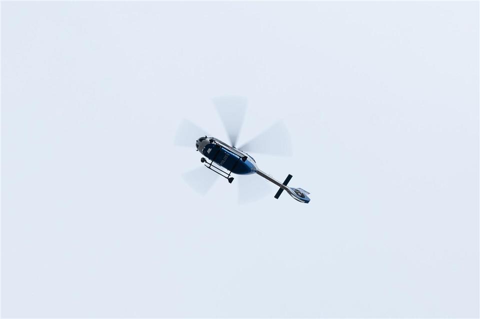 Mit einem Hubschrauber fahndete die Polizei in der Nacht nach Tatverdächtigen. (Symbolbild)Silas Stein/dpa