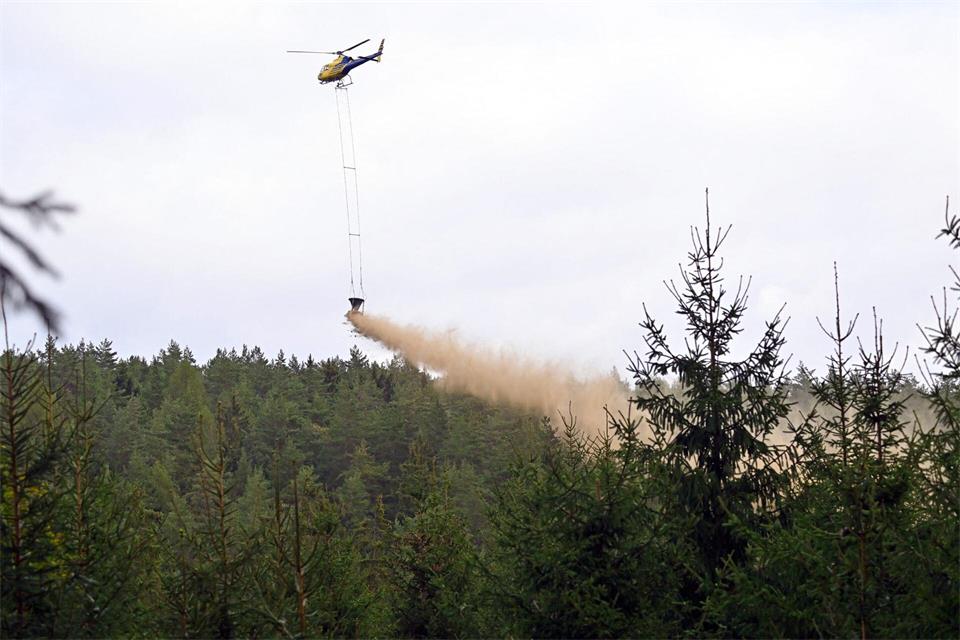 Mit einem Hubschrauber werden die Waldflächen gekalkt.Martin Schutt/dpa