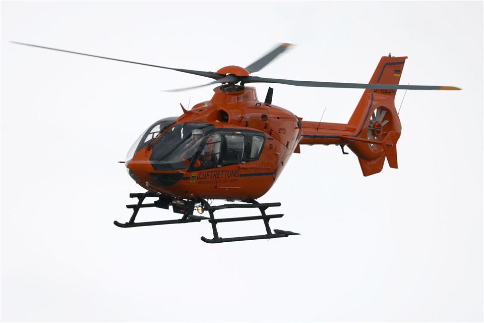 Mit einem Hubschrauber wird der Schwerverletzte ins Krankenhaus geflogen. (Symbolbild)Oliver Berg/dpa