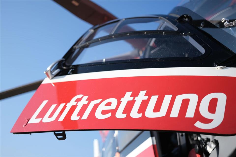 Mit einem Hubschrauber wurde der Verletzte in eine Klinik geflogen. (Symbolbild)Bernd Weißbrod/dpa