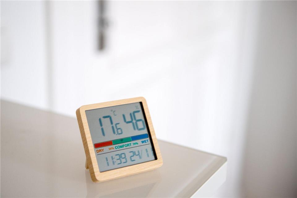 Mit einem Hygrometer lässt sich die Luftfeuchtigkeit messen. Vor Wänden und Co. sollte sie nicht zu lange über 50 Prozent liegen. picture alliance/dpa/dpa-tmn