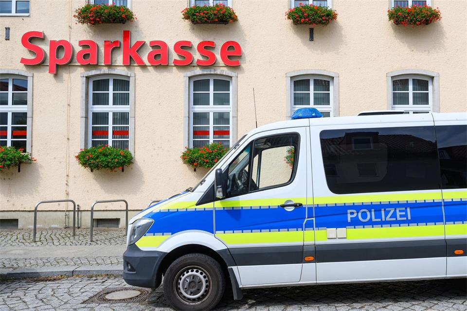 Mit einem Kernbohrer verschafften sich die Täter Zugang zum Tresorraum. (Archivbild)Patrick Pleul/dpa