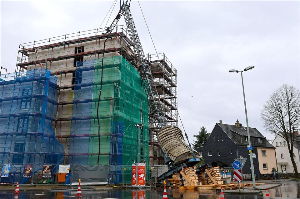 Mit einem Kreuzstapel aus Holzbalken ist die Bodenplatte eines umgekippten Baukrans in Erkrath bei Düsseldorf von Einsatzkräften stabilisiert worden. Matthi Rosenkranz/dpa