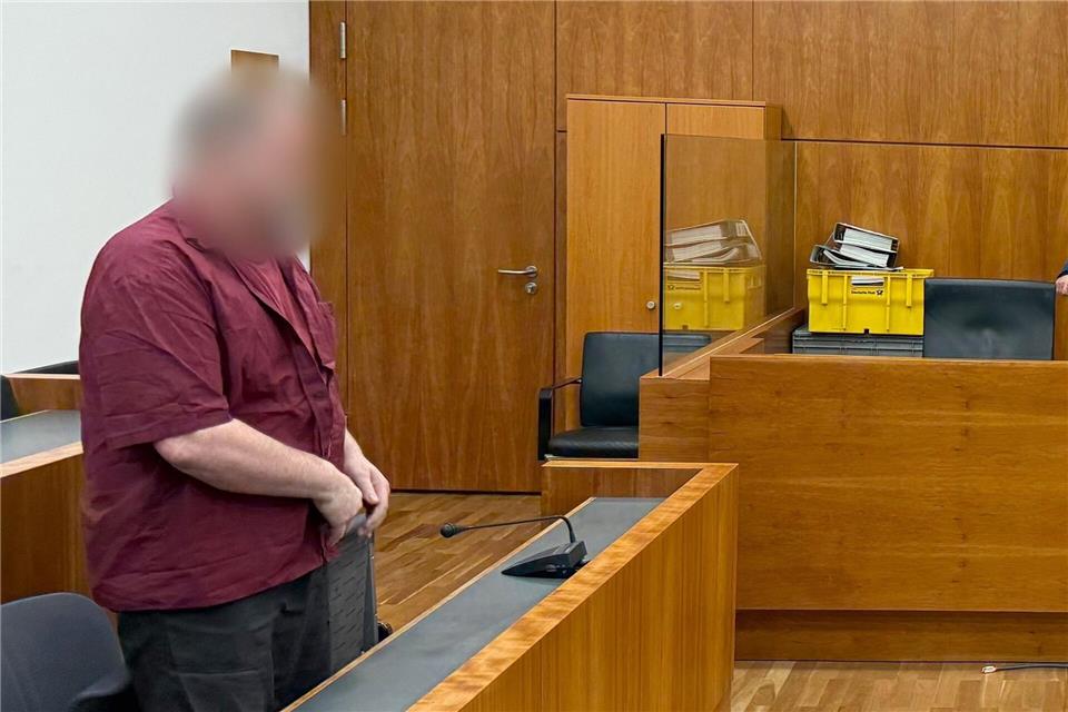 Mit einem Küchenmesser soll der Angeklagte mindestens sechsmal auf seine Ehefrau eingestochen haben, nachdem sie sich wenige Tage zuvor von ihm getrennt hatte. Nicole Schippers/dpa