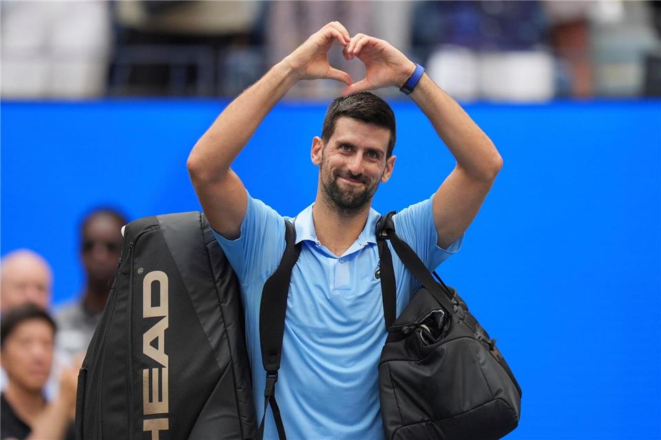 Mit einem Lächeln und einem mit den Händen geformten Herz verabschiedet sich Novak Djokovic vom New Yorker Publikum.Seth Wenig/AP/dpa
